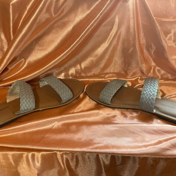 Women's gray sandals size 10. - Picture 1 of 3